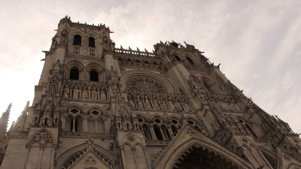 vista des de el pórtico de la Catedral de Amiens mirando hacia arriba. Mostrando su grandeza y esplendor, con un precioso rosetón y su fachada adornada de cientos de estatuas.