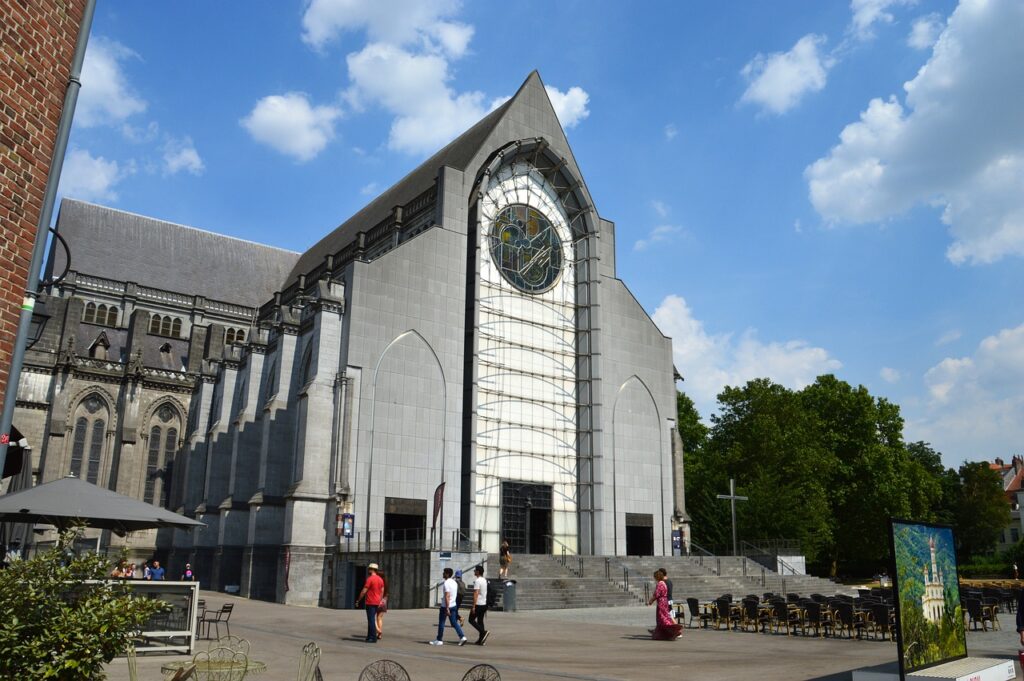 La Catedral de Notre-Dame de la Treille, Destaca en medio de la ciudad, su moderna estampa y su fachada clara y sin grandes pomposidades