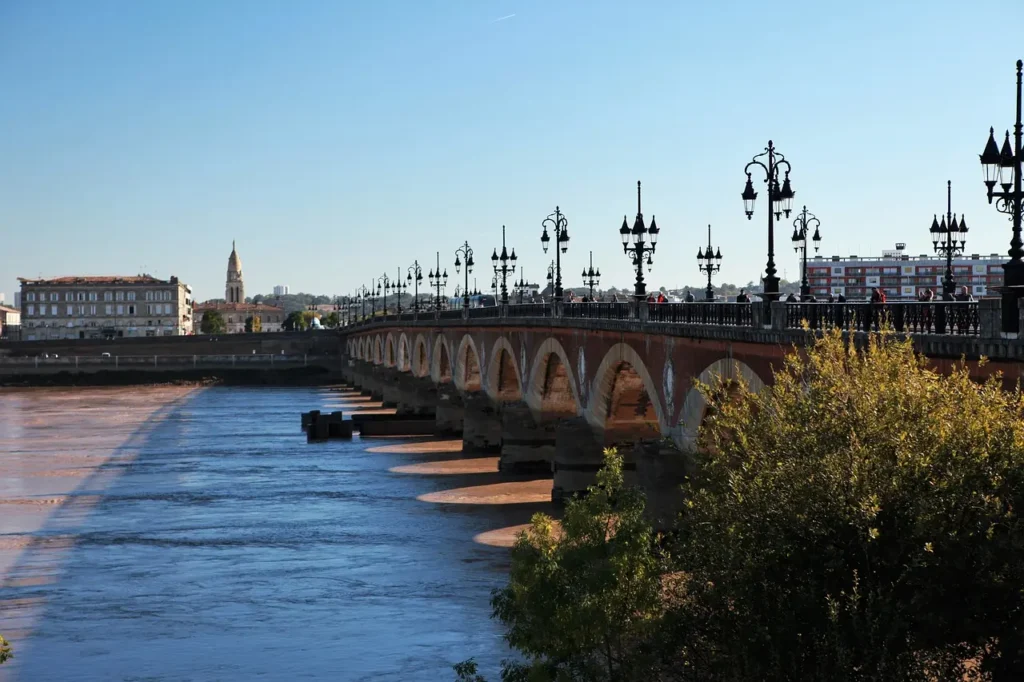 Pont de pierre con una longitud  de 487 m y un ancho de 19 m.