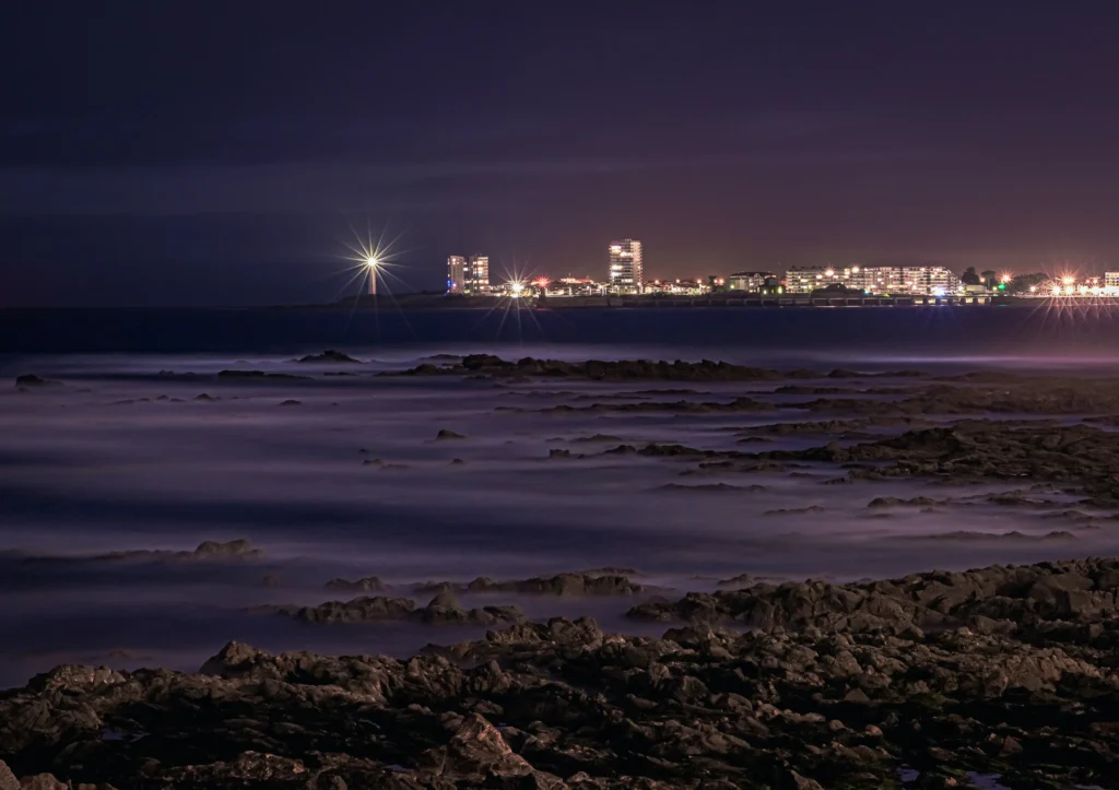 vista nocturna de "Les Sables-d'Olonne" La iluminación vista a distancia, realza la belleza del municipio.