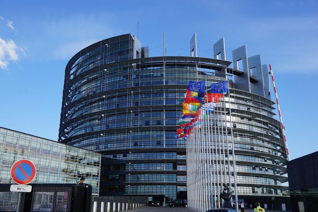 Edificio circular acristalado del Parlamento Europeo. 
Un toque innovador dentro de las construcciones de la ciudad 