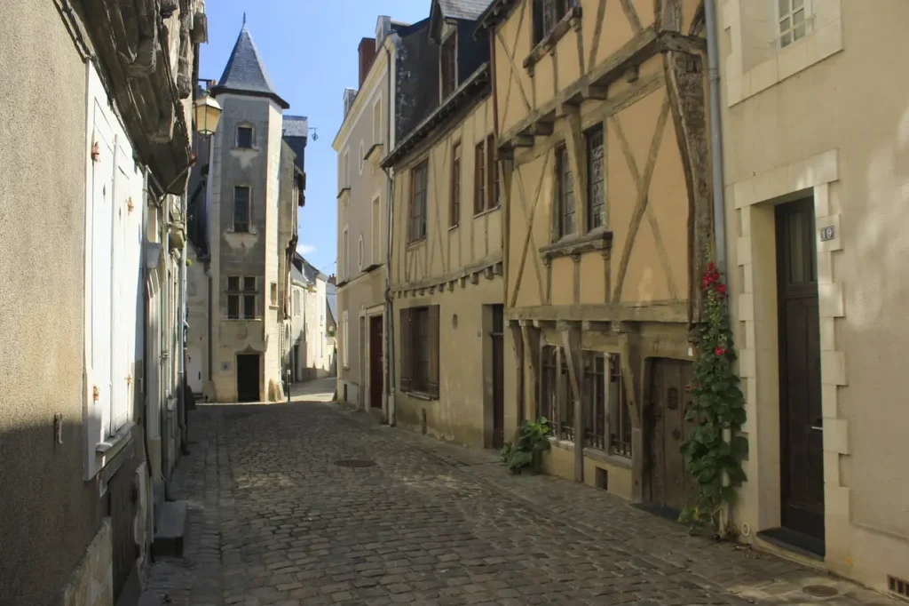 calles adoquinadas, fachadas de obra y madera  medieval