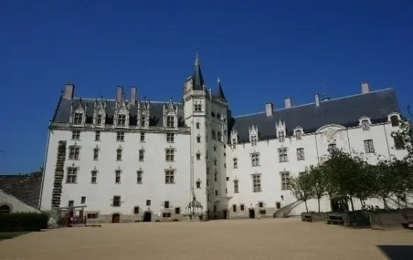 una vez cruzado el puente llegamos al patio del Château des Ducs de Bretagne.Edificio imponenete blaco con tejado oscuro