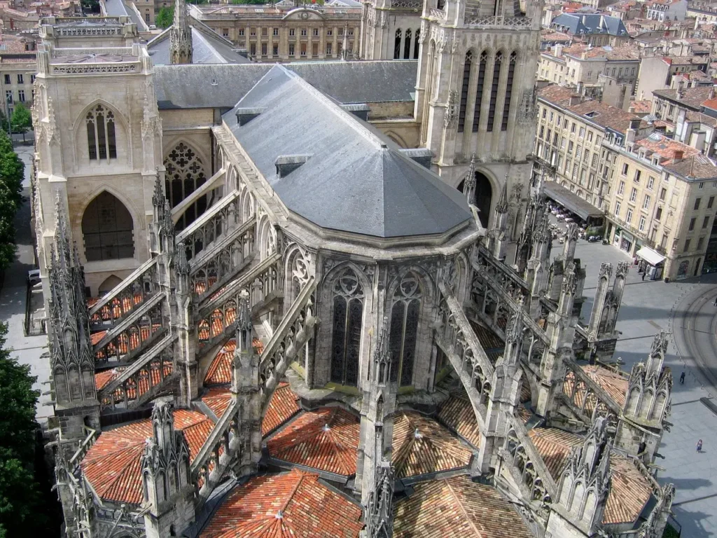 Imagen aerea de la Cathédrale Saint-André de Bordeaux donde se pueden apreciar los contrafuertes, estribos, arbotantes pináculos y gargolas.