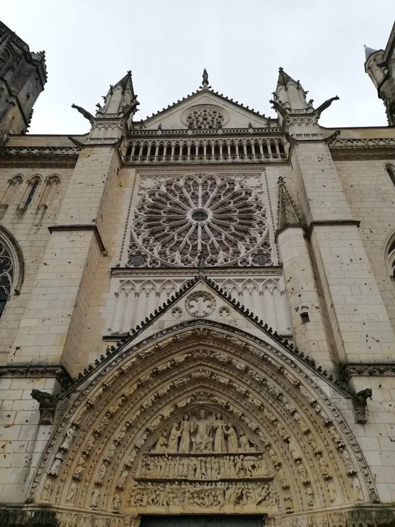 Detalle pórtico y rosetón de la Cathédrale Saint-Pierre.