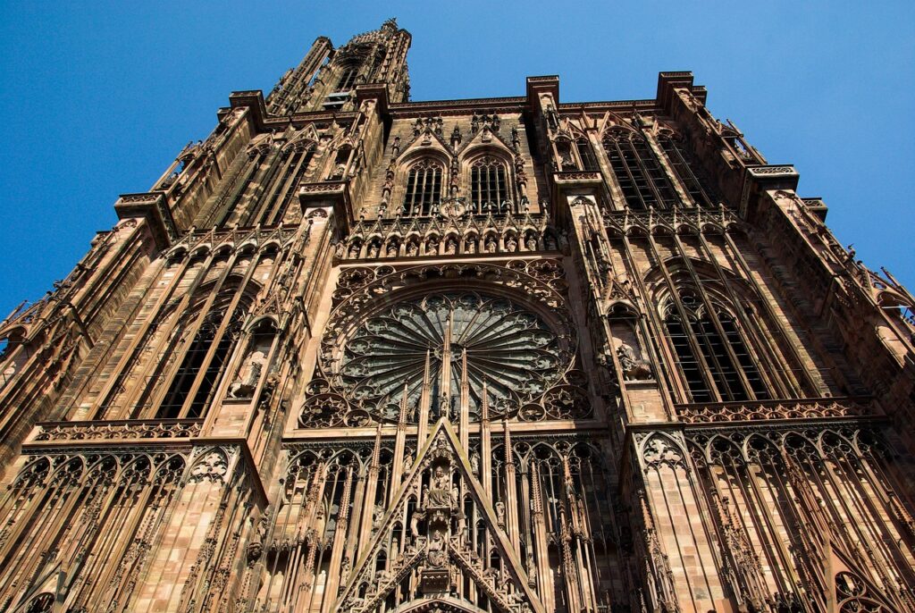 vista desde los pies de la Catedral de Estrasburgo.
Con un cielo claro, todavia se manifiesta mas su grandeza, su enorme rosetón típico de la estilo gótico.
