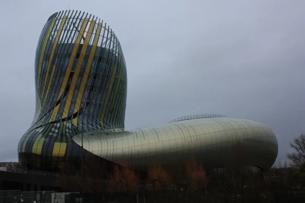 Cité du Vin és un museo y lugar de  exposiciones, espectaculos, projecciones y seminarios sobre el tema del vino