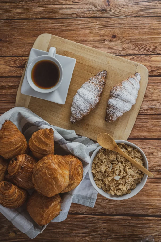 Salut, un croissant et un café