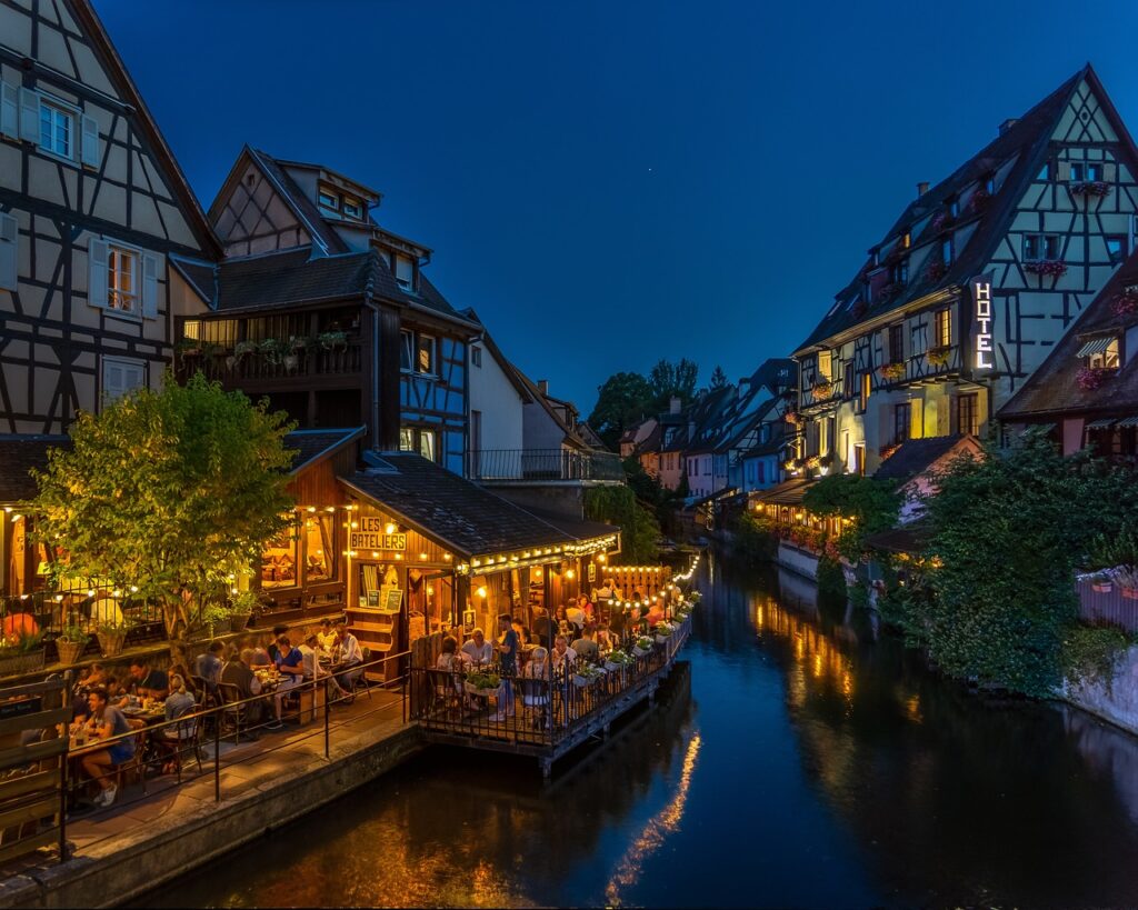 Colmar la nuit. Restaurant a la orilla del rio, Bonita fotografia mostrando una velada agradable.