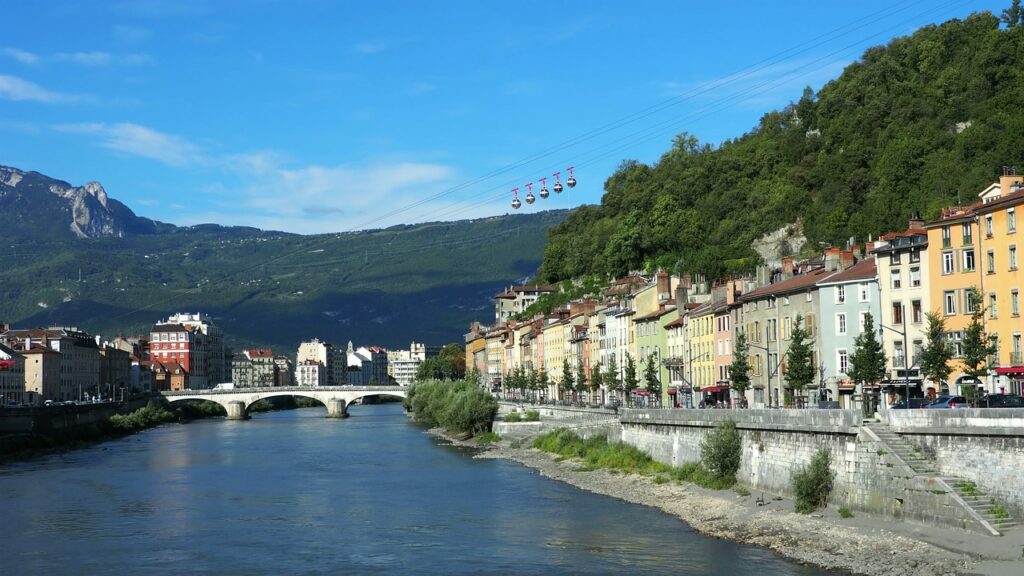 rio , ouente y vista de Grenoble