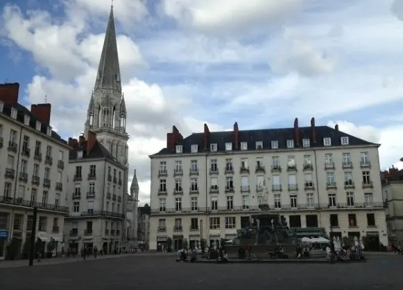 La Place Royale de Nantes, con su fuente en el centro rodeada de majestuosos edificios blancos