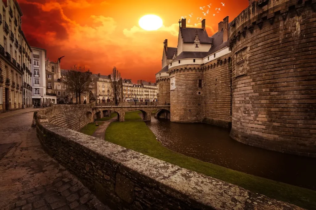 vista del  puente de acceso al Château des Ducs de Bretagne, con su foso con agua, al atardecer