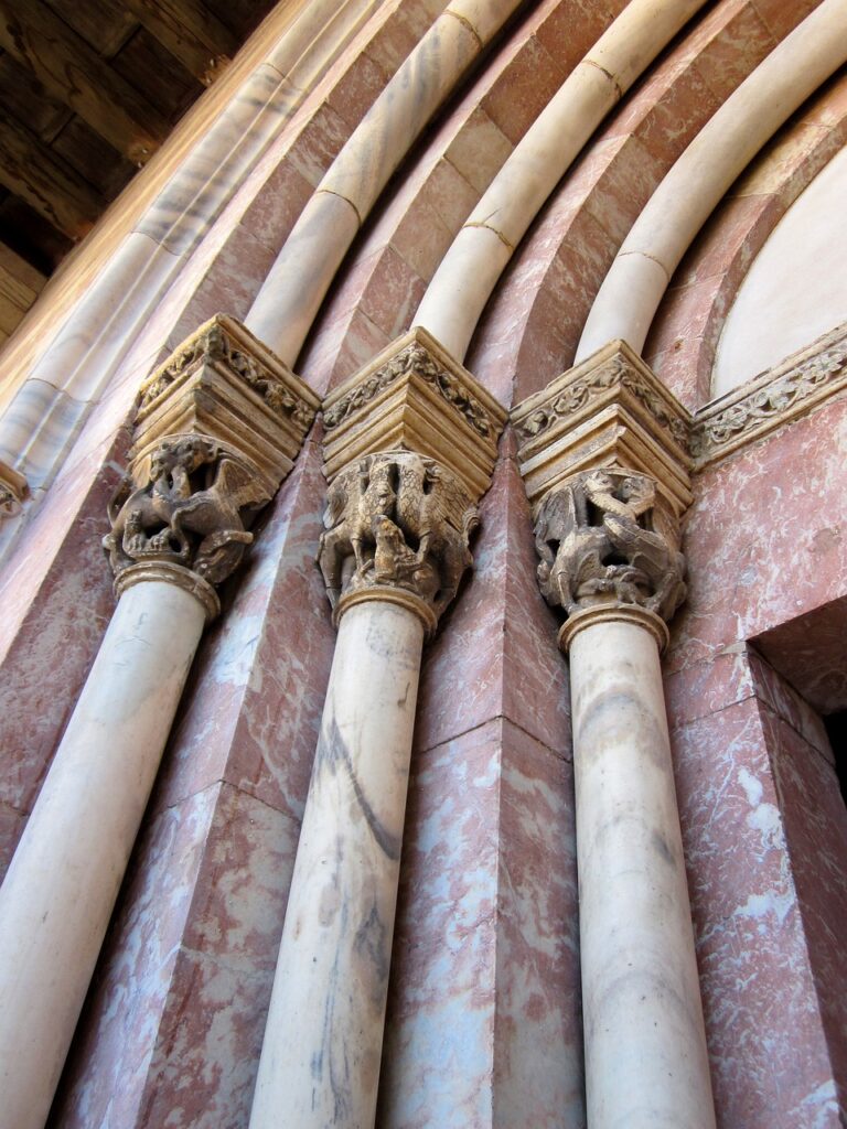 detalle de las columnas del palacio de los reyes de Mallorca en Perpignan