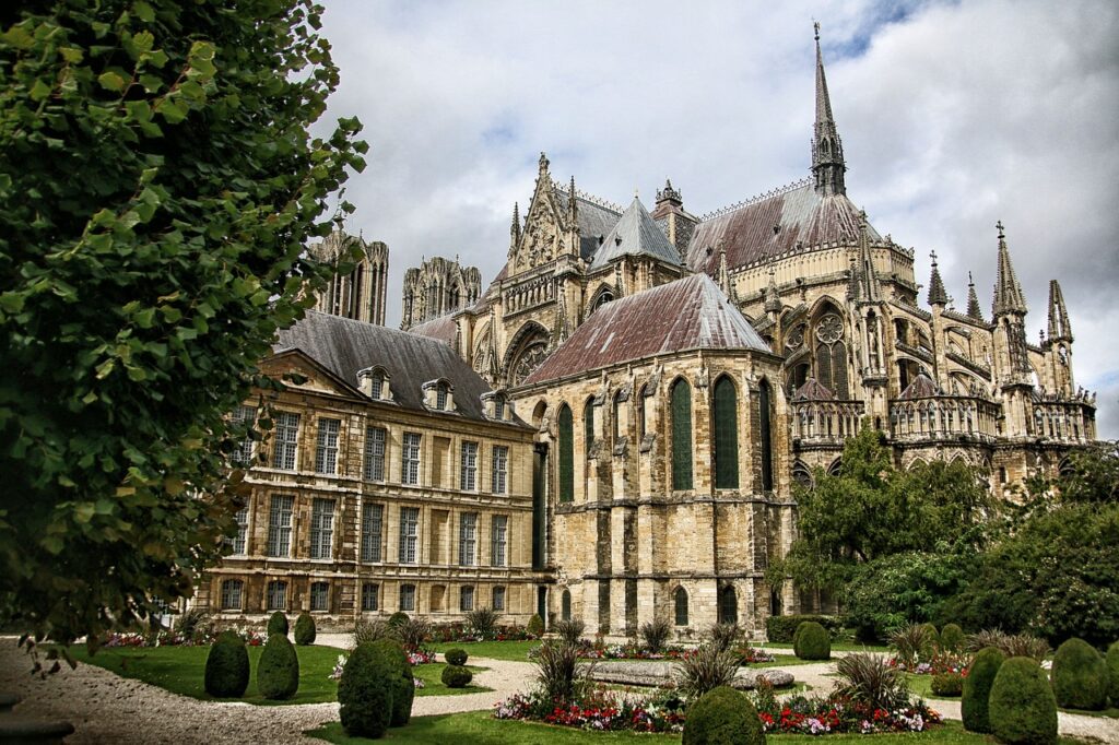  Majestuosa estampa de la Cathedrale Notre-Dame de Reims, donde se coronaron los reyes de Francia.
Vista desde una perperdicular viendose parte del jardín