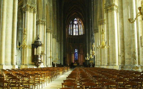 Paz en el interior de  la Cathedrale Notre-Dame de Reims, sus altas columnas nos llevan a la inmensidad del edificio.