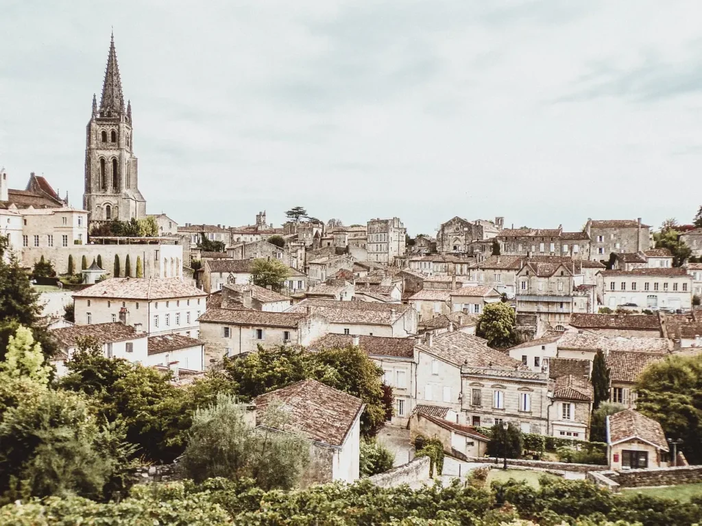 a 40 kms de Bordeaux, es un fantástico pueblo medieval, situado en el corazón de los famosos viñedos .