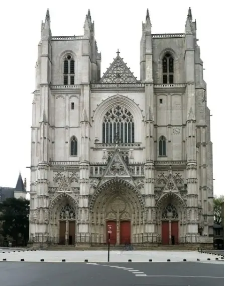 Catedral gótica de Nantes con altas agujas que desafian el cielo